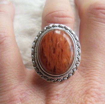 Zilveren ring met Kersenkwarts (aardbeikwarts) met bewerkte kop 